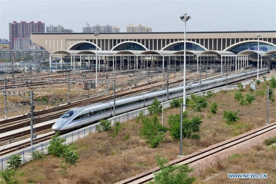 A bullet train leaves Shijiazhuang Railway Station in Shijiazhuang, capital of north China's Hebei Province, May 15, 2016. (Photo: Xinhua/Mou Yu)