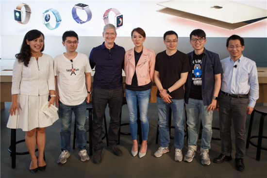 Tim Cook (third left), CEO of Apple Inc, and Liu Qing (first left), president of Didi Chuxing visit an Apple store in Beijing on Monday morning. (Provided to chinadaily.com.cn)