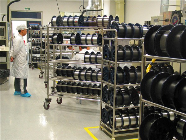 A worker monitors optical fiber equipment at a workshop of Yangtze Optical Fiber and Cable Joint Stock Limited Company. It has so far set up joint venture companies in Myanmar, Indonesia and South Africa.GONG HONGBIN/CHINA DAILY
