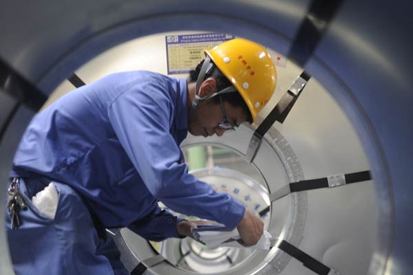 A worker is pictured in Shougang Jingtang United Iron & Steel Co on Aug 28, 2014. (Photo / Xinhua)