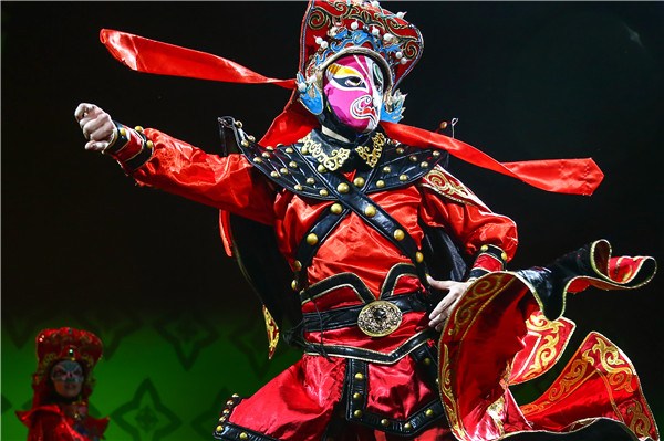A barista from Chengdu, Sichuan, performs bian lian, a 300-year-old, traditional face-changing Sichuan opera dance, in Seattle, US. Eleven dancers, all employees of Starbucks China, staged the opening performance at the Starbucks meeting of shareholders.(CHINA DAILY)