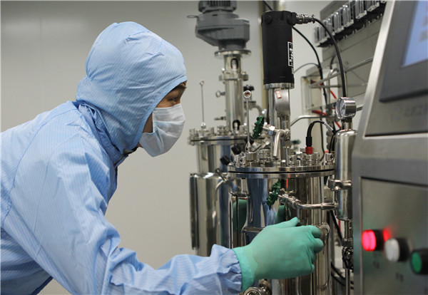 A technician at YZYBio, a biopharmaceutical company based in Wuhan, capital of Hubei province. China's market for biological medicine and devices is expected to grow significantly.(GUAN XIN/CHINA DAILY)