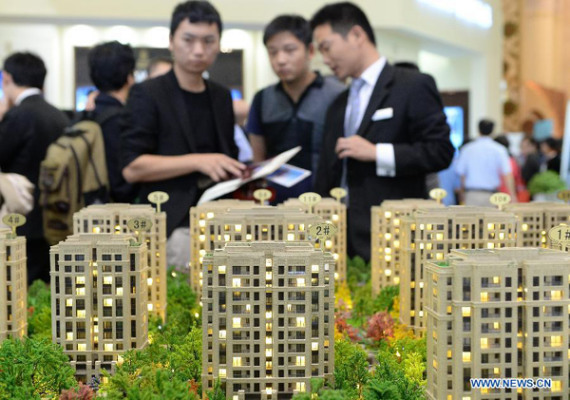 Citizens visit a real estate fair in east China's Shanghai Municipality, Oct. 3, 2013. (File Photo: Xinhua/Lai Xinlin)