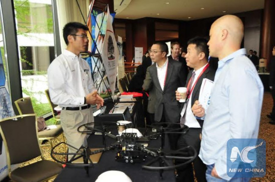 A Chinese company employee introduces drone to visitors at a China-U.S. innovation and investment conference in Houston, the United States on May 17, 2016. (Photo: Xinhua/Zhang Yongxing)