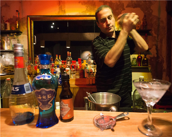 A bartender mixes a baijiu-based cocktail at Capital Spirits in Beijing. (Photo: BRUNO MAESTRINI/CHINA DAILY)