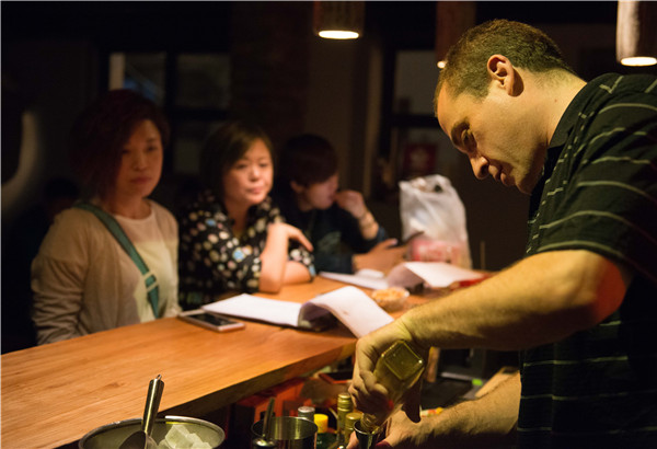 Bargoers expect to be served with the baijiu cocktail. (Photo: BRUNO MAESTRINI/CHINA DAILY)