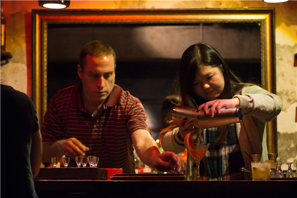 Bartenders serve baijiu-based cocktail at Capital Spirits in Beijing. (Photo: BRUNO MAESTRINI/CHINA DAILY)