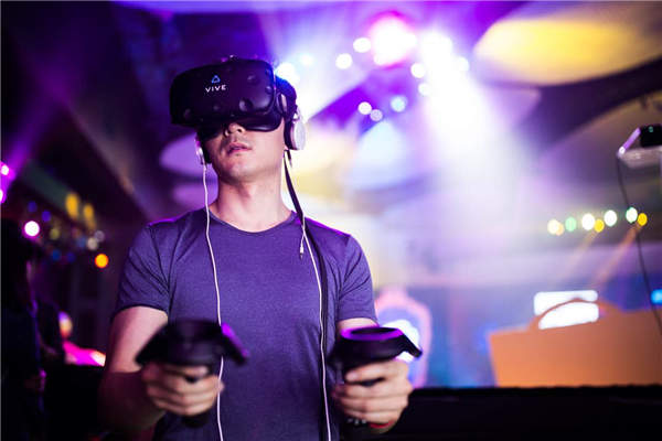 A visitor experiences VR at the event. Photos provided to China Daily