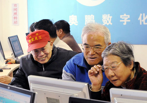 Retired workers surfing on an e-commerce website in a residential community center in Shenyang, the capital city of Northeast China's Liaoning province. (Dong Fang/For China Daily)
