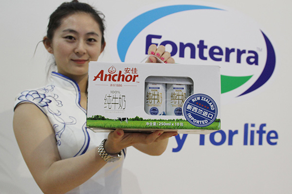 A woman demonstrates products of Fonterra Co-operative Group Ltd at an expo in Beijing. (Photo/China Daily)