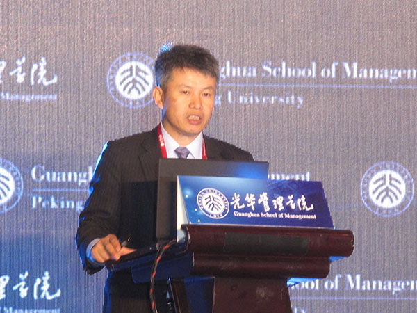 Cai Hongbin, dean of the Guanghua School of Management at Peking University, calls for more efforts to be made to attract talented personnel to West China during the 2016 Southwest China Forum of the Guanghua School of Management on May 22, 2016. (Photo by Huang Zhiling/chinadaily.com.cn)