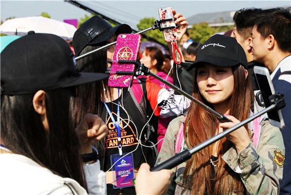 People, who are called hosts, speak to their audiences through live video streaming platforms. (Photo/China Daily)