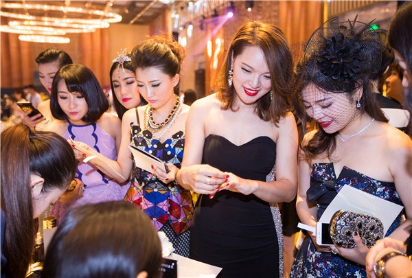 Female buyers on Alibaba platforms take part in a party, which was organized by the country's largest e-commerce service provider last week in Shanghai. They spend up to 800,000 yuan ($120,120) each annually on healthcare and tourism products via Alibaba.(CHINA DAILY)
