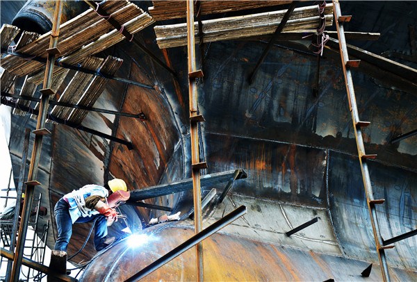 A female welder at a shipbuilding site in Southwest China's Chongqing.(CHINA DAILY)