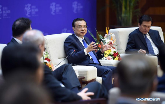 Chinese Premier Li Keqiang talks with business leaders on the sidelines of the China Big Data Industry Summit & China E-commerce Innovation and Development Summit in Guiyang, capital of southwest China's Guizhou Province, May 24, 2016.(Photo: Xinhua/Zhang Duo)