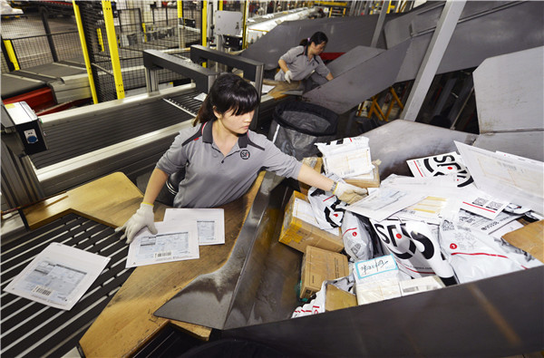 SF Express employees sort parcels at a distribution center in Shenzhen, Guangdong province.STEVEN WANG/CHINA DAILY