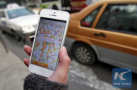 A passenger uses car-hailing app in Shanghai. (Xinhua file photo)