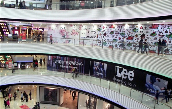 A ticket to the first Wanda City outdoor theme park in Jiangxi's capital Nanchang costs 198 yuan during the week and 248 at weekends and holidays, compared with Disney's 370 yuan, and 499 on corresponding days.