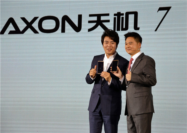 Adam Zeng (right), CEO of ZTE Mobile Devices and Chinese pianist Lang Lang, pose at the launch of ZTE's flagship AXON 7 smartphone in Beijing on Thursday.(CHINA DAILY)