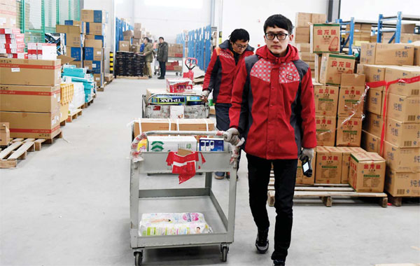 One of JD.com's logistics centers, in Zhengzhou, Henan province. The e-commerce company has set up an overseas purchasing arm, JD Worldwide, to buy products it identifies as being in high demand among Chinese customers. These are then warehoused in China to be quickly shipped to buyers.(Provided to China Daily)