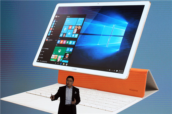 Wan Biao, president of Huawei Technologies Corp's mobile broadband and family products division, introduces the company's latest product - the Huawei Matebook, which retails from 4,988 yuan ($760.67), in Beijing on May 26, 2016.(Photo by Zhang Wei/China Daily)