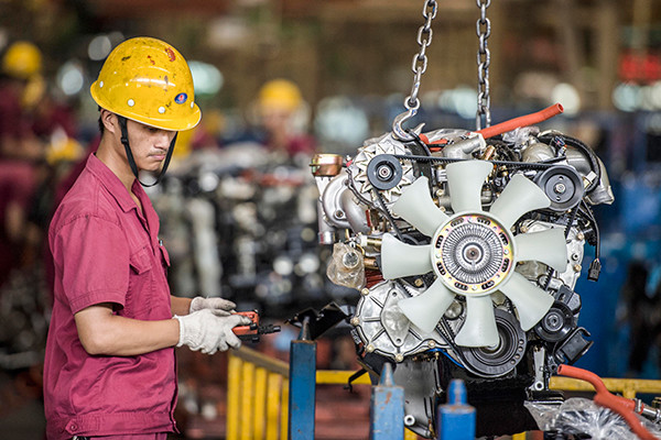 An employee manufactures cars at a company in Hefei, Anhui province. (Photo/China Daily)