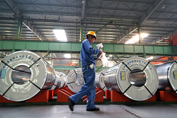A worker checks steel product files at a cold rolling mill of Tangsteel Group Ltd in Tangshan, Hebei province.(Photo/China Daily)