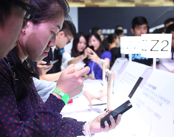 Customers experience Lenovo Group's latest smartphone ZUK Z2, which it unveiled on Tuesday. The newly released smartphone has a 5-inch screen and is equipped with a Snapdragon 820 processor by Qualcomm Inc. (Photo provided to China Daily)