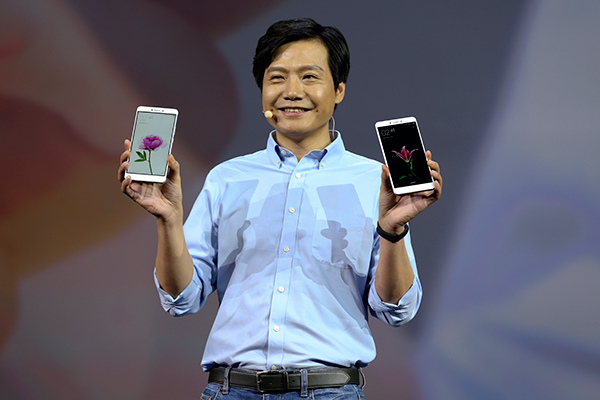 Xiaomi founder and CEO Lei Jun demonstrates his company's big-screen smartphones last month in Beijing.(Photo/China Daily)