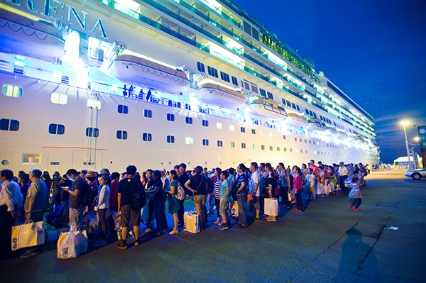 Chinese tourists wait for boarding a cruise liner after their shopping at Fukuoka, Japan. (Lou Dinghe/For China Daily)