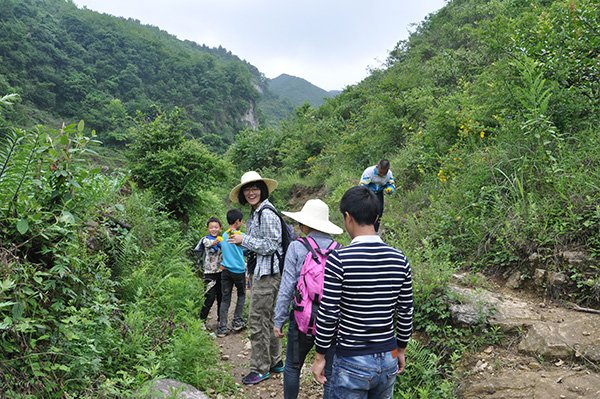 Liu and students of the Shaba primary school on an excursion in Qianxi county. (Provided to CHINA DAILY)