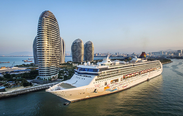The Superstar Virgo cruise liner calls at the Sanya Phoenix Island Inter national Wharf in Sanya, Hainan province. (Wu Haoning/For China Daily)