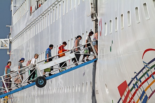 Tourists board the Chinese Taishan cruise liner bound for Sasebo and Fukuoka, Japan. (Tang Ke/For China Daily)