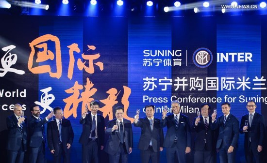 Suning Group Chairman Zhang Jindong(5th, R), Inter Milan President Erick Thohir(5th, L), Inter Milan Vice President Javier Zanetti(2nd, R) and other guests raise a toast at a news conference in Nanjing, capital of east China's Jiangsu Province, June 6, 2016. (Xinhua/Li Xiang)