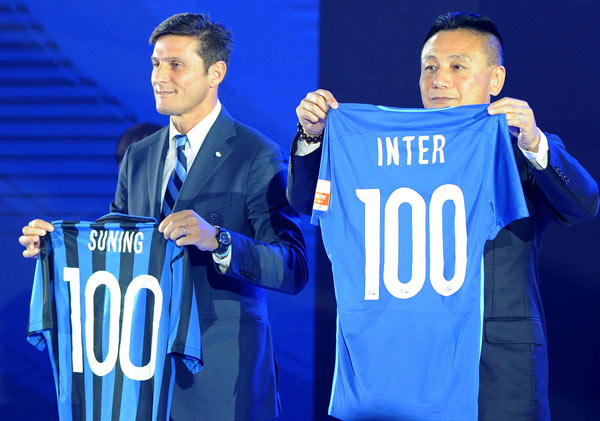 Inter Milan Vice-President Javier Zanetti (left) and Vice-President of Suning Sports Group Gong Lei exchange shirts in Nanjing. Liu Jianmin / For China Daily