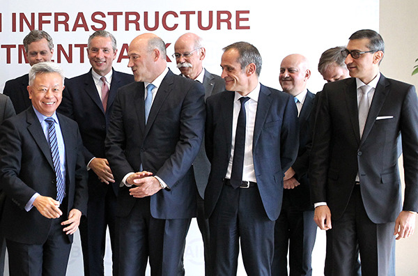 Asian Infrastructure Investment Bank President Jin Liqun (left) and CEOs of multinationals at the headquarters of the bank in Beijing, June 7, 2015. (Zhang Wei/For China Daily)