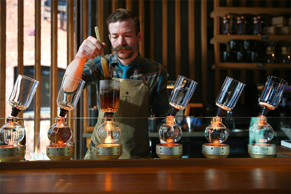 A waiter makes coffee at the Starbucks Roastery in Shanghai. (Photo provided to chinadaily.com.cn)