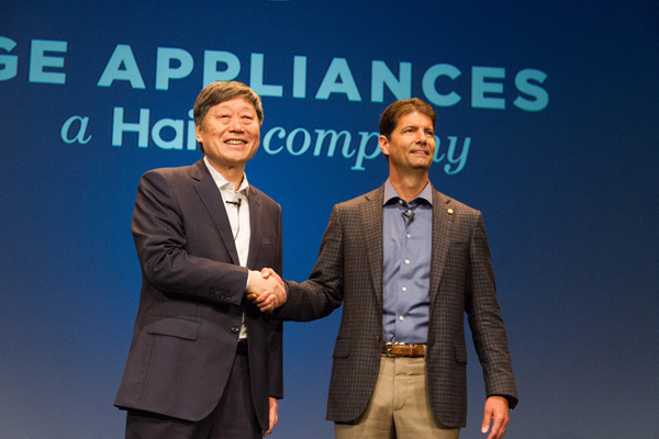 Zhang Ruimin (Left), chairman and CEO of Haier Group, shakes hands with Chip Blankenship (Right), president and CEO of GE Appliances.(PHOTO PROVIDED TO CHINA DAILY)