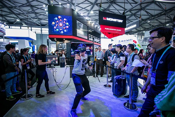 A man tries out a virtual reality headset at the 2016 CES Asia in Shanghai. There were more than 200 exhibitors at this year's show. (Photo provided to China Daily)