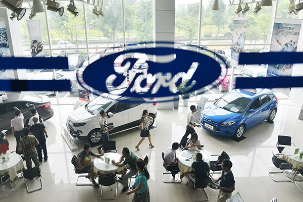 A busy Changan Ford 4S store in Chengdu, Sichuan province. (Mo Xiao/For China Daily)