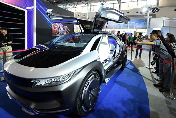 An intelligent car attracts attention at the Beijing Internet High-tech Expo on May 19, 2016. (Photo/Xinhua)
