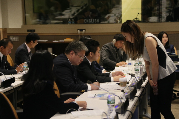 Wang Shuguang, general manager of Broad USA, signs a commitment letter promising to help the United Nations achieve its 2030 Agenda, on Monday at UN headquarters in New York.(PROVIDED TO CHINA DAILY)