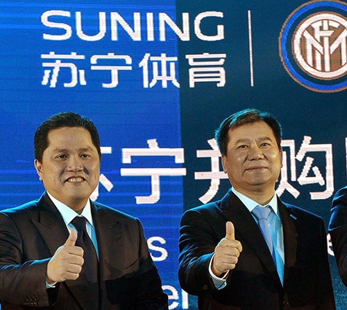 Suning Commerce Group's Chairman Zhang Jindong (right) and Inter Milan President Erick Thohir pose for pictures during a news conference in Nanjing, Jiangsu Province. (Liu Jianmin/For China Daily)
