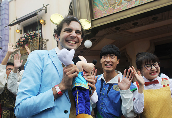 Shanghai Disney Resort officially opened on Thursday. For listed companies that are related to the theme park, the happy opening did not help drive up their shares further, instead most of them dropped at the Shanghai and Shenzhen bourses on June 16, 2016. (Gao Erqiang/China Daily)