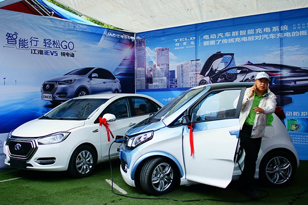 New-energy cars are displayed at an auto show in Yichang, Hubei province. Sales of cars with engines smaller than 1.6 liters boosted China's overall auto sales in May, while new-energy vehicles continued to be popular.(Photo/China Daily)