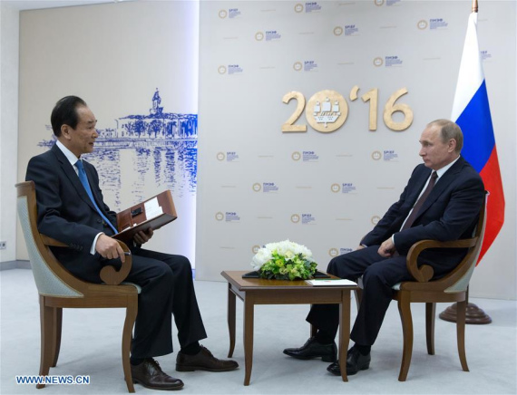 Russian President Vladimir Putin (R) is interviewed by President of Xinhua News Agency Cai Mingzhao in St.Petersburg of Russia, June 17, 2016. (Photo/Xinhua)