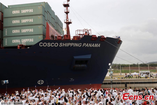 People wave at a Chinese COSCO container vessel, as it arrives to Cocoli locks after crossing the Panama Canal to the Pacific side, during its first ceremonial transit of the new Panama Canal expansion project in Cocoli on the outskirts of Panama City, Panama June 26, 2016. (Photo/Agencies)