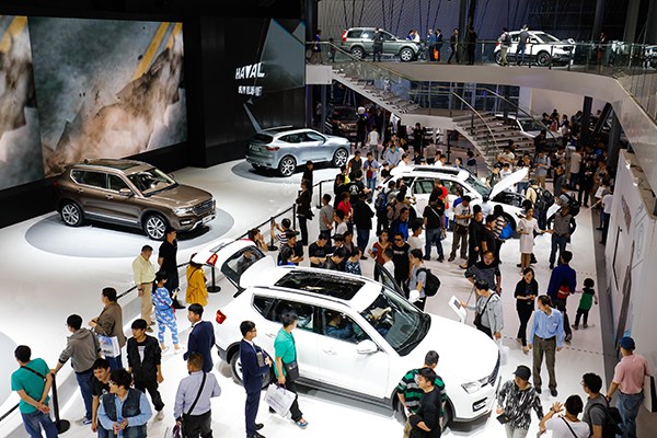 Visitors at the busy Great Wall SUV exhibition area at the Auto China 2016 in Beijing in May. (Photo/China Daily)