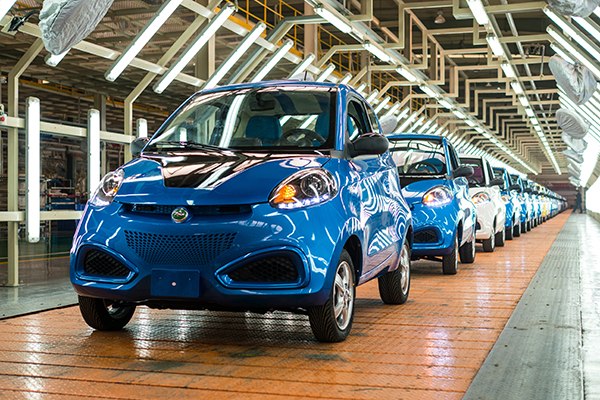 ZD's fully-electric two-seaters roll off the production line in the Lanzhou plant in Gansu province, Jan 11, 2015. (Photo/China Daily)