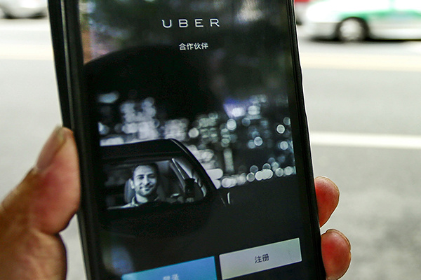 A passenger uses Uber in Zhengjia Square in Guangzhou, Guangdong province. (Photo/China Daily)